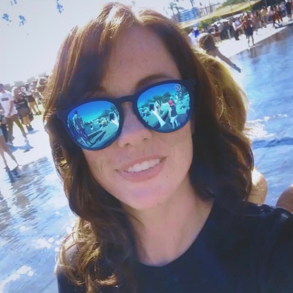 Profile Picture of Shelby Woodfine (@woodfine) on Poshmark