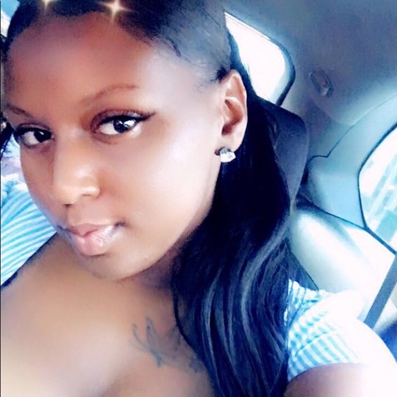 Profile Picture of Tynishia Keets (@tynishiakeets) on Poshmark