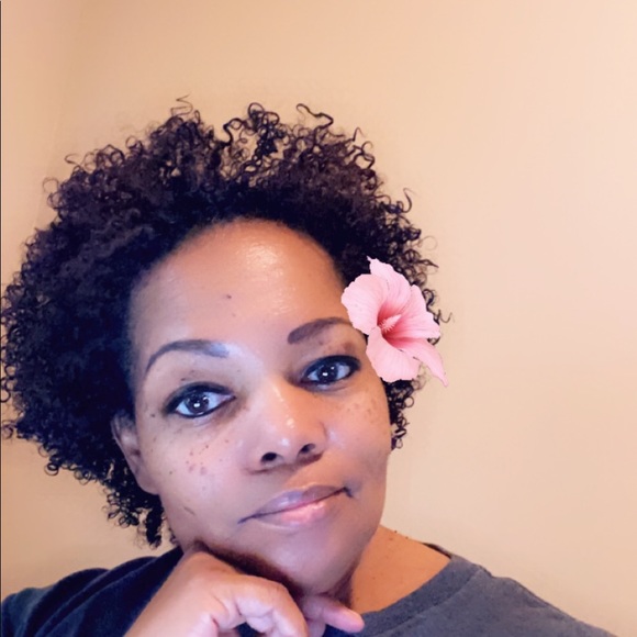 Profile Picture of Mia Hrobowski (@mimih0429) on Poshmark