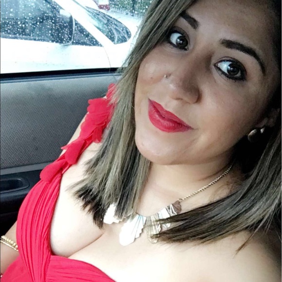 Profile Picture of Kenia Bueso (@keniabueso29) on Poshmark