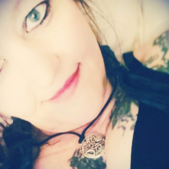 Profile Picture of Alice Fernandez (@alice_fernandez) on Poshmark