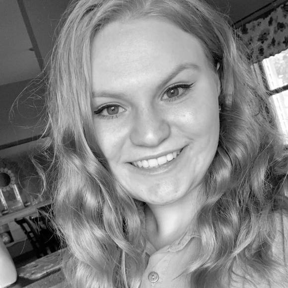 Profile Picture of Delaney Manning (@kittlecat14) on Poshmark