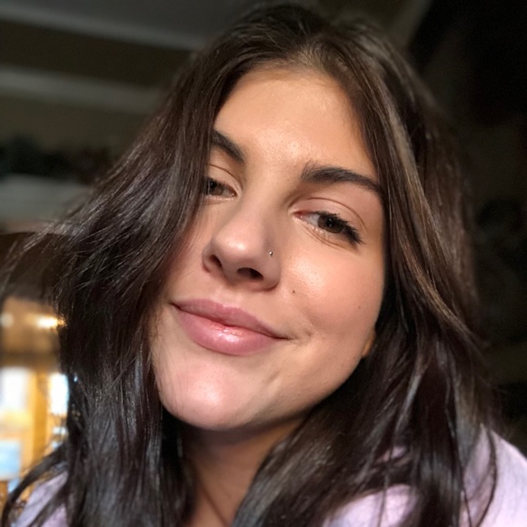 Profile Picture of Anna Brinton (@annbrin7) on Poshmark