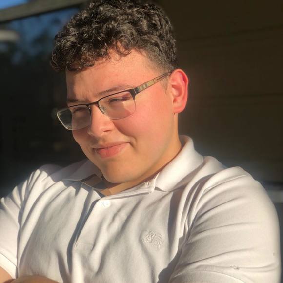 Profile Picture of Gil Bernal (@gilbernal_01) on Poshmark