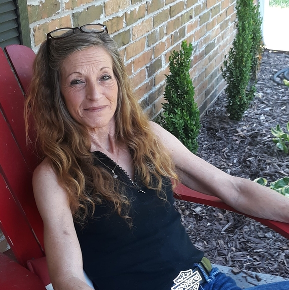 Profile Picture of Laurie Swarthout (@laurieswarthout) on Poshmark