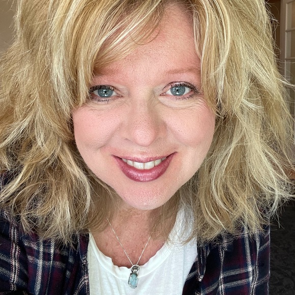 Profile Picture of Suzanne Poole (@pianomm) on Poshmark