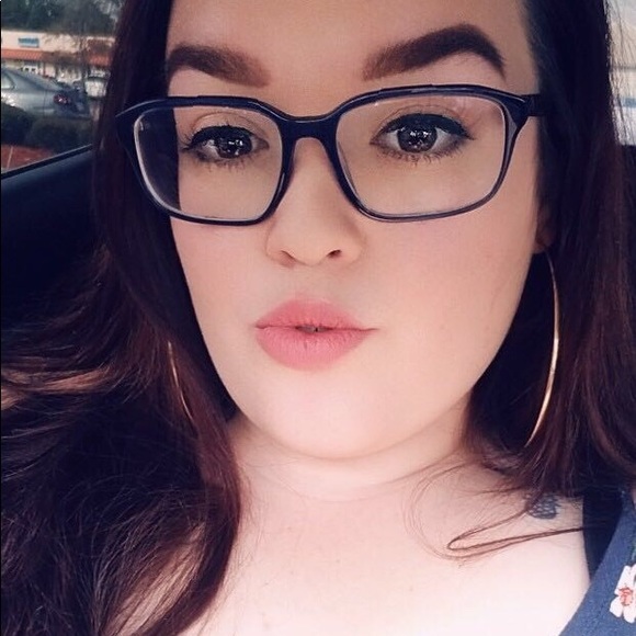 Profile Picture of Nichole Blair (@niikkii572) on Poshmark