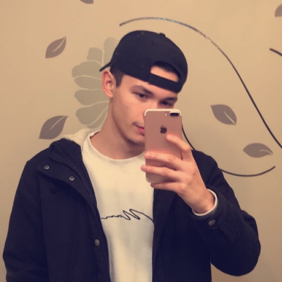 Profile Picture of Carlito Constant (@dimiao12) on Poshmark