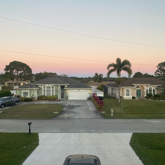 Profile Picture of Kayleigh Tontillo (@kayleigh_q1) on Poshmark