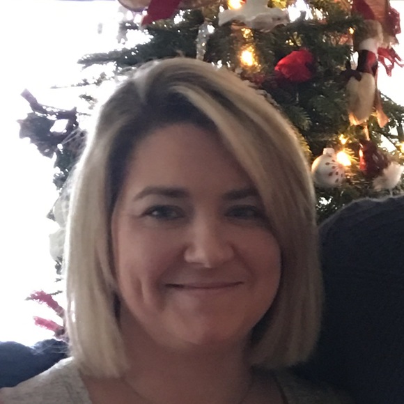 Profile Picture of Lori Renfro (@loridr) on Poshmark