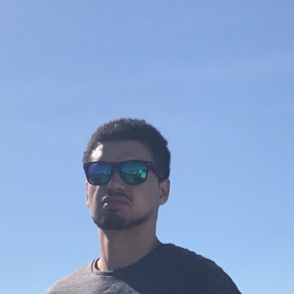 Profile Picture of Benjamin Mckenzie (@zeebs22) on Poshmark