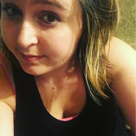 Profile Picture of Ashley Pieper (@ashleypieper) on Poshmark