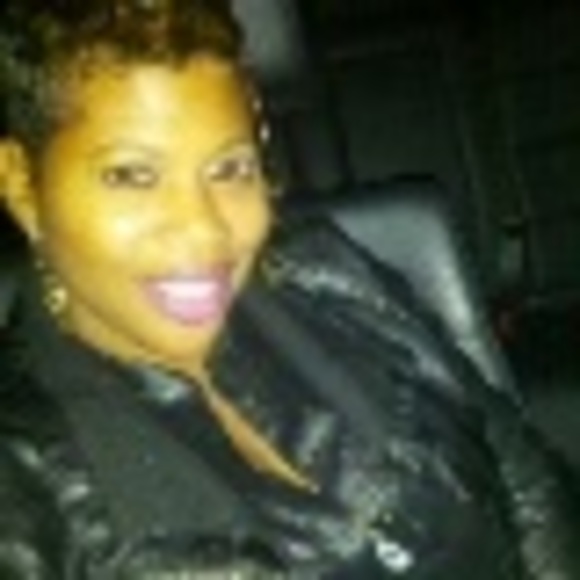 Profile Picture of Stacey Neysmith (@starich) on Poshmark