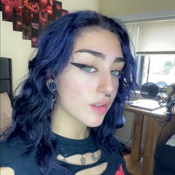 Profile Picture of Sabrina Blokh (@sabrinablokh) on Poshmark
