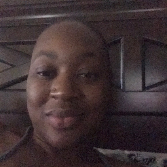 Profile Picture of Veronica Holt (@lilvero559) on Poshmark