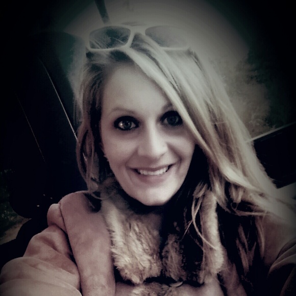 Profile Picture of Stacey Strawther (@staceystrawther) on Poshmark
