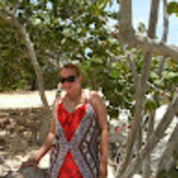 Profile Picture of Katherine Aybar (@kathyaybar) on Poshmark