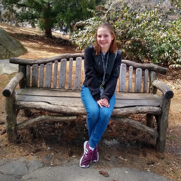 Profile Picture of Kaylee Huinker (@kaylee_huinker) on Poshmark