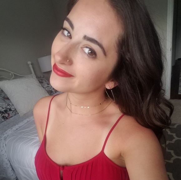 Profile Photo of Emily Fernandez (@emsophia6) on Poshmark