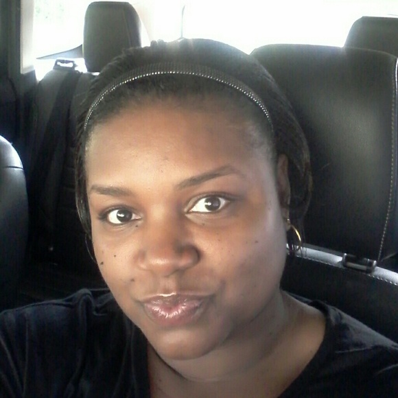 Profile Picture of Sharisha Hale (@darone0126) on Poshmark