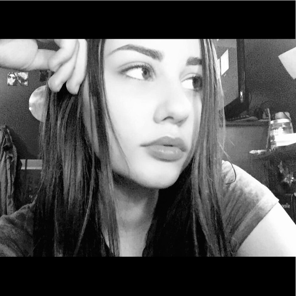 Bella Urtel - Poshmark Profile Picture of Bella Urtel (@bellarayne204) on Poshmark