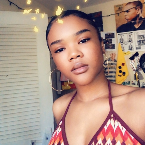 Profile Picture of Charlise Houseal (@lisemonet) on Poshmark