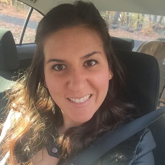 Profile Picture of Alexa Esposito (@alexanalani) on Poshmark