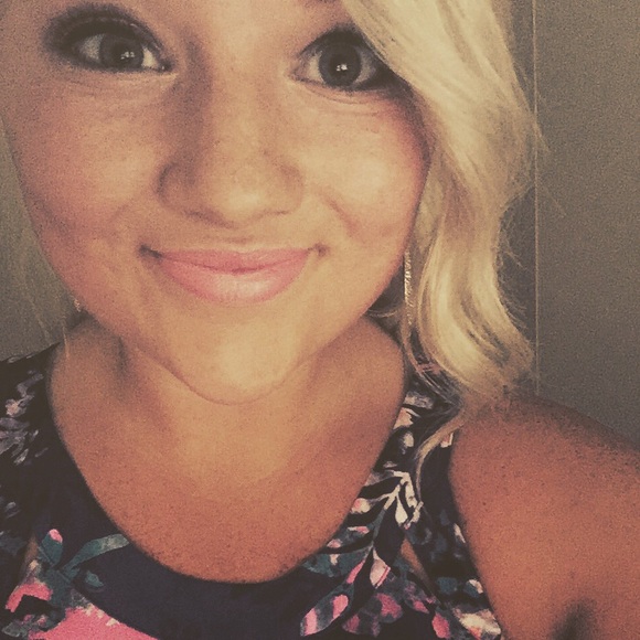 Profile Picture of Leah Gillette (@leah08gillette) on Poshmark