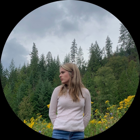 Profile Picture of Raya Prytuluk (@rayaeve) on Poshmark