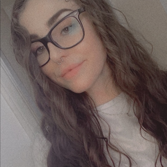 Profile Picture of Lindsey Mcalister (@lindsbud) on Poshmark