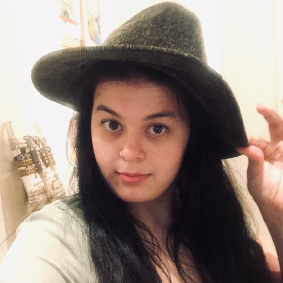 Profile Picture of Caroline Thigpen (@wardenwars) on Poshmark