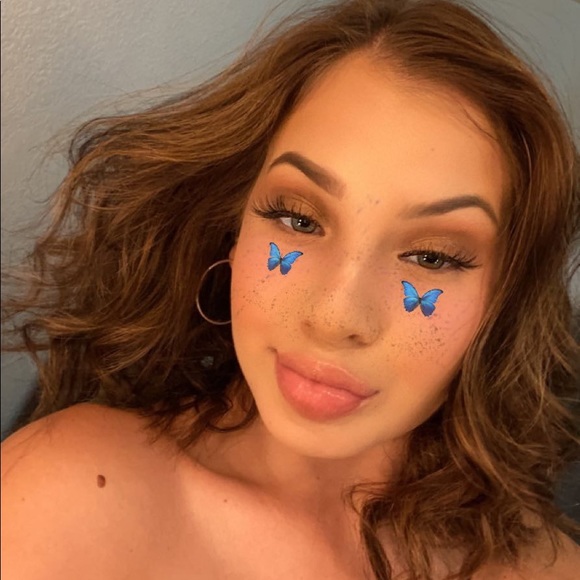 Isabella Huffsmith - Poshmark Profile Picture of Isabella Huffsmith (@ihuffsmith) on Poshmark