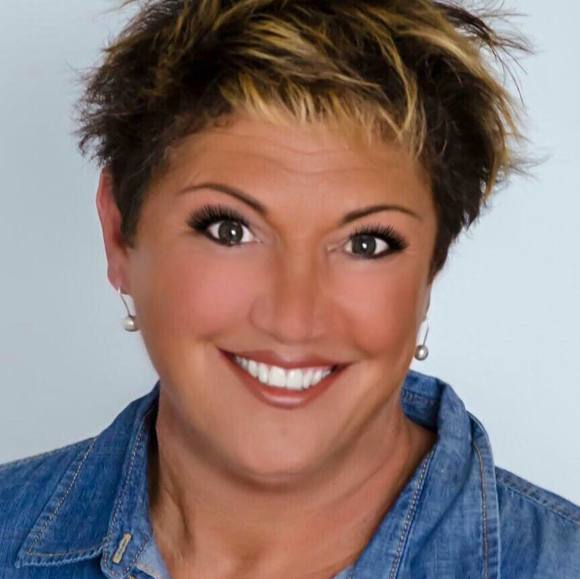 Profile Picture of Lisa Barrett (@yahyahb15) on Poshmark