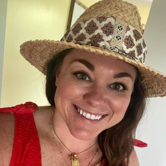 Profile Picture of Lauren Brewer (@laurenadria) on Poshmark