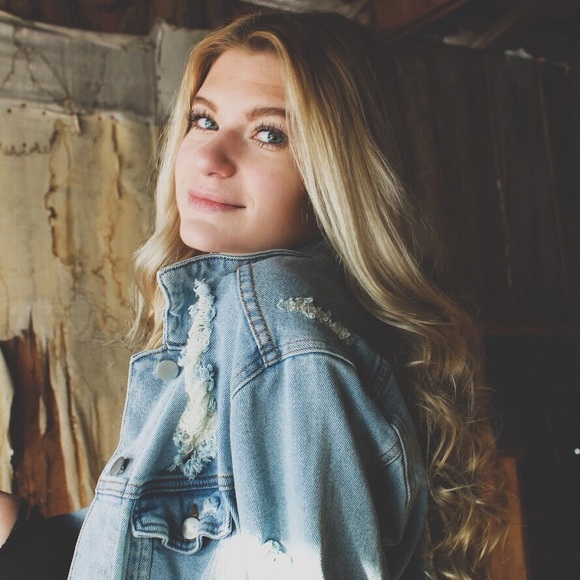 Profile Picture of Anne Larson (@anne_larson) on Poshmark