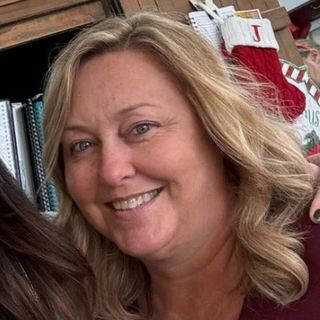 Profile Picture of JoLee (@cozy.sunday.reads) on Instagram