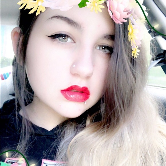 Profile Picture of Summer Stollar (@trippybreeze) on Poshmark