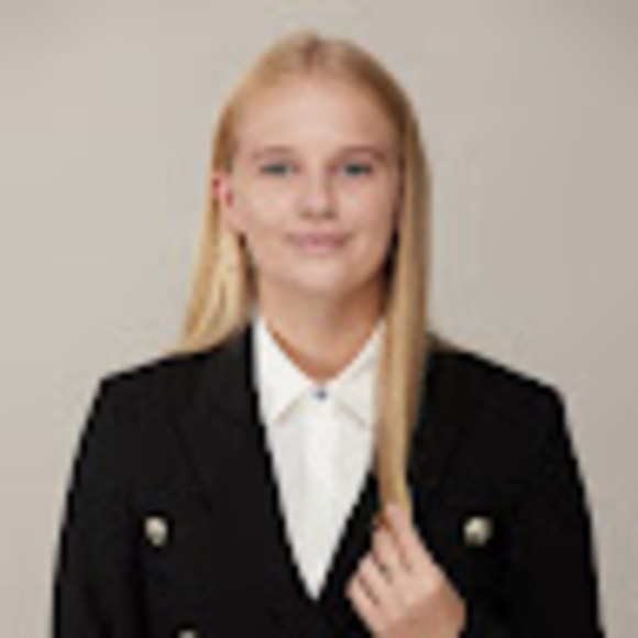 Profile Picture of Léa Ugland (@lugland) on Poshmark