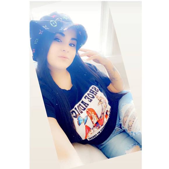 Profile Picture of Cintron Arroyo (@cintronarroyo) on Poshmark