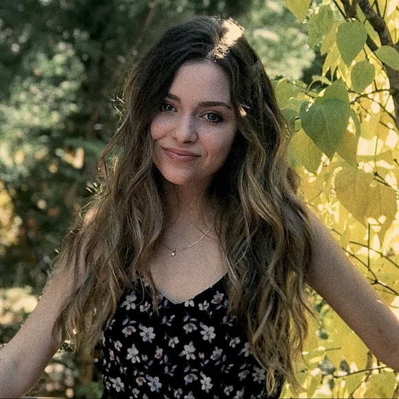 Profile Picture of Gwen Reiter (@gwenreiter) on Poshmark