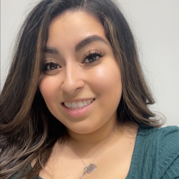 Profile Picture of Leah Robles (@leahrozay) on Poshmark