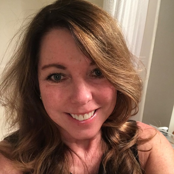 Profile Picture of Lisa Hickerson (@lrhick) on Poshmark