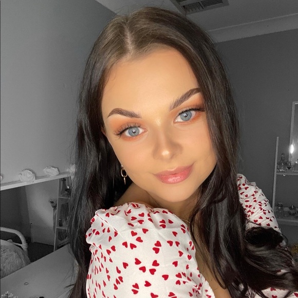 Profile Picture of Isabella Simons (@isabellasimons) on Poshmark