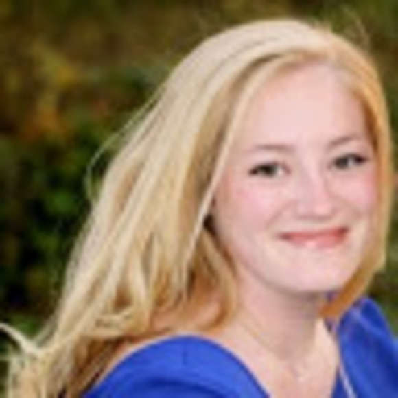 Profile Picture of Alli Edelen (@alli_edelen) on Poshmark