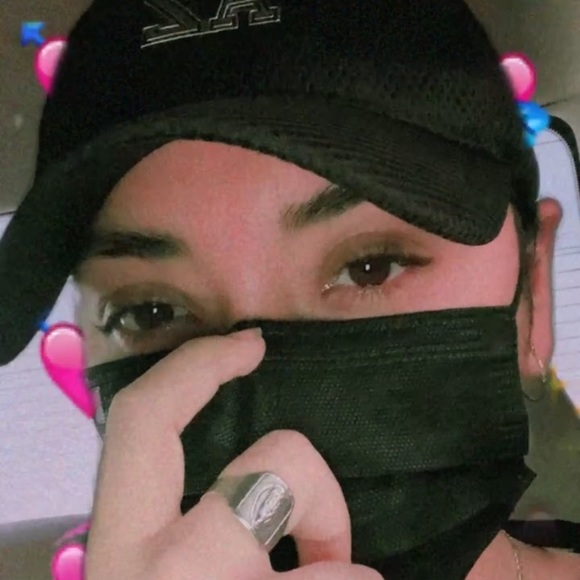 Profile Picture of Alexa Flores (@alexafpelagio85) on Poshmark