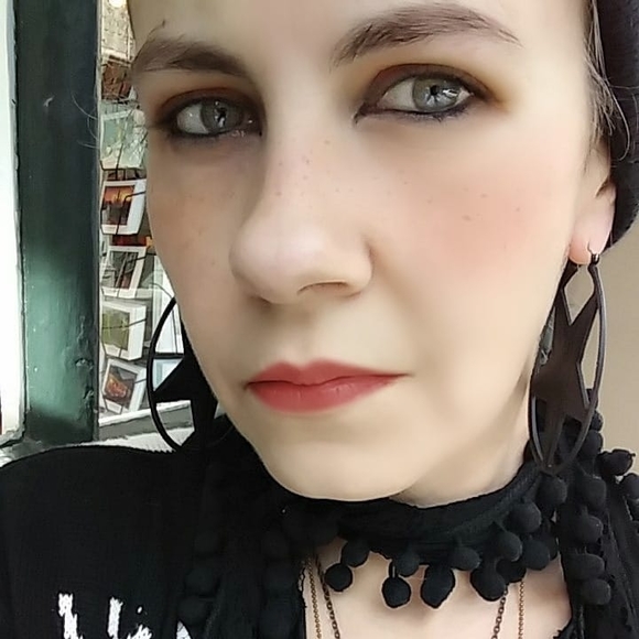 Profile Picture of Gina Mains (@ginamains) on Poshmark