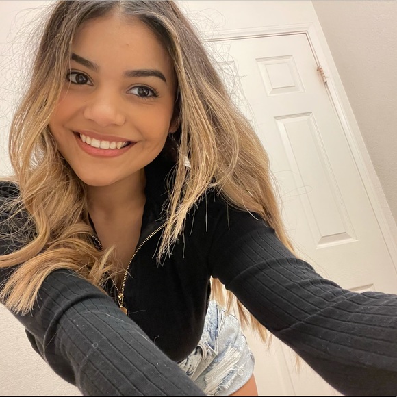 Profile Picture of Isabella Roberts (@isabellac8) on Poshmark