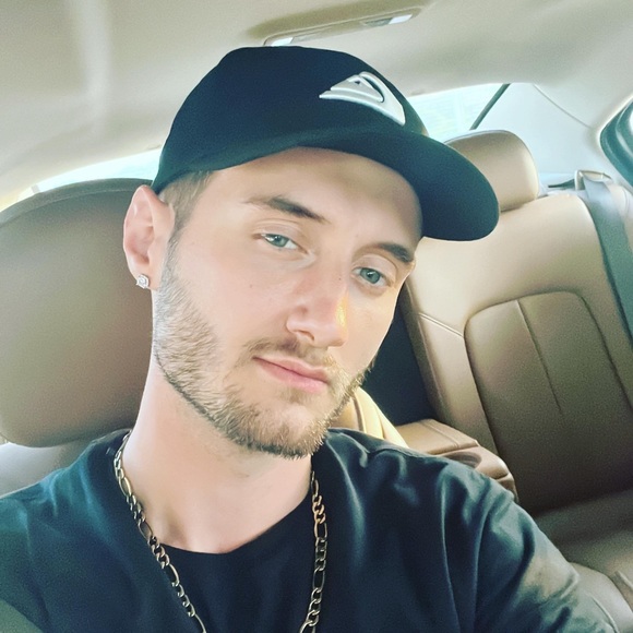 Profile Picture of David Zickwolf (@zickwolfthtking) on Poshmark