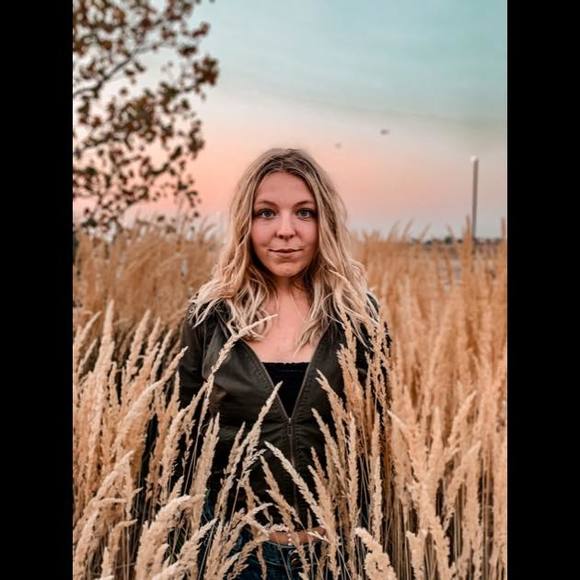 Profile Picture of Sandy Dallavis (@cutiecutiee23) on Poshmark