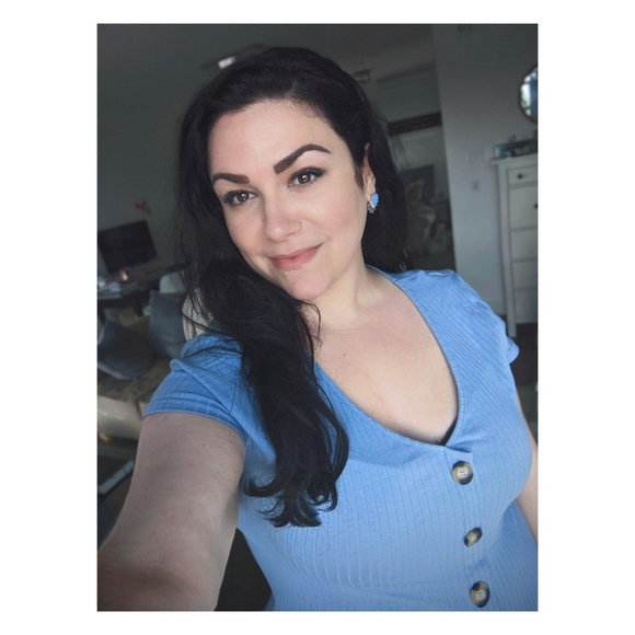 Profile Picture of Jillian Larson (@jillian_larson) on Poshmark